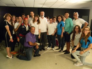 El presidente de la PUCPR, Dr. Jorge I. Vélez Arocho y la rectora, Dra. Olga Hernandez de Patiño con los estudiantes del Colegio Corpus Christi de Aguadilla.