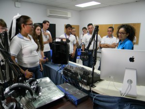 Los jóvenes conocieron el estudio de televisión del Recinto.