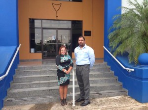 La estudiante de Criminología con su profesor y mentor de este proyecto, Dr. Marrero.