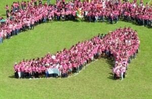  Los presentes se hicieron sentir en la pista atlética del RUM formando un zapato rosado con tacón representativo de las féminas que son las que, en su mayoría, sufren esa enfermedad.