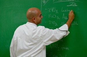 Esta vez, la serie Conociendo a tu profesor abre la vida personal y profesional de Guardiola Wiscovitch. 