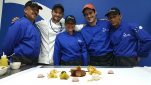 Estudiantes del curso "Cocina Local e Internacional" (ACUL 108) con el Chef.