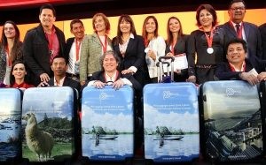 El Ministerio de Comercio Exterior y Turismo de Perú entregó a los 23 nuevos embajadores de la Marca Perú unas maletas decoradas con destinos turísticos.