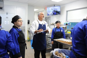 Chef Luis Piñeiro de nivel universitario imparte instrucciones en el área de cocina. 