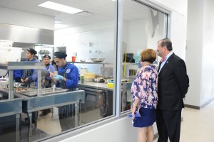 El presidente de la PUCPR, Dr. Jorge Iván Vélez Arocho y la rectora, Dra. Olga Hernández de Patiño realizan un recorrido por las nuevas instalaciones.