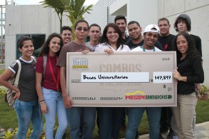 La foto oficial de El Mesón Sandwiches con la donación total fue con estudiantes del recinto de Mayagüez de la PUCPR.