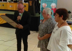 Durante la ceremonia, la madre y la hermana de la Prof. Astrid Rodríguez recibieron un detalle conmemorativo.