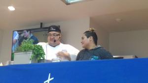 El chef Joel Malavé presenta receta a una joven invitada.